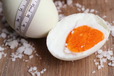 Ahşap üzerine tuzlu yumurta