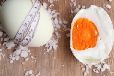 Ahşap üzerine tuzlu yumurta