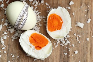 Ahşap üzerine tuzlu yumurta