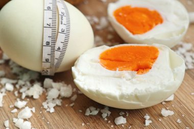 Ahşap üzerine tuzlu yumurta