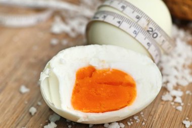 Ahşap üzerine tuzlu yumurta