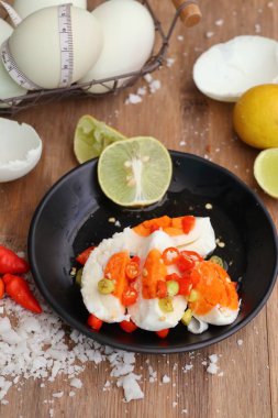 tuzlu yumurta ile baharatlı salata