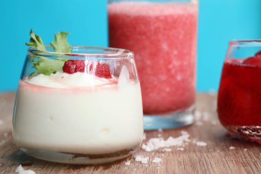 Yoğurtlu çilek smoothies