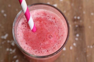 Yoğurtlu çilek smoothies