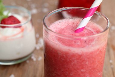 Yoğurtlu çilek smoothies