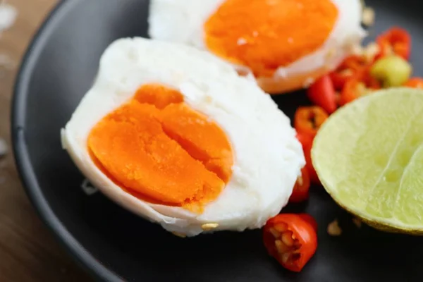 Tuzlu Yumurta Ile Baharatlı Salata — Stok fotoğraf
