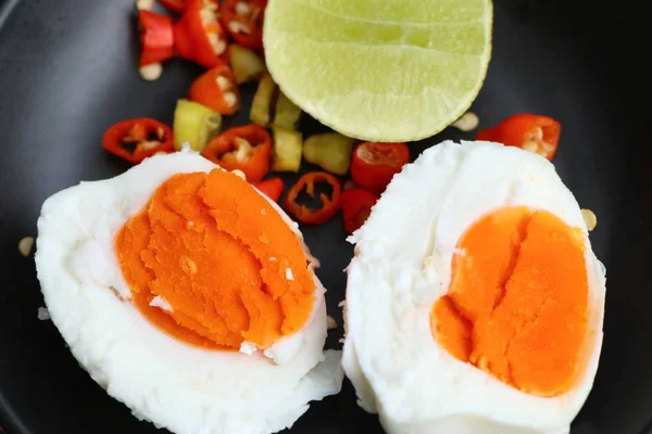 Tuzlu Yumurta Ile Baharatlı Salata — Stok fotoğraf