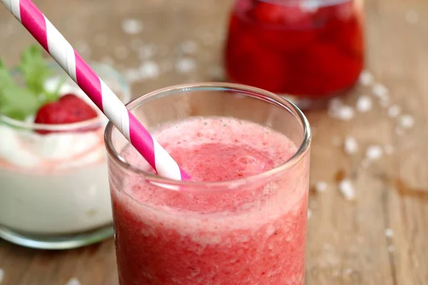 Erdbeer Smoothies Mit Joghurt — Stockfoto