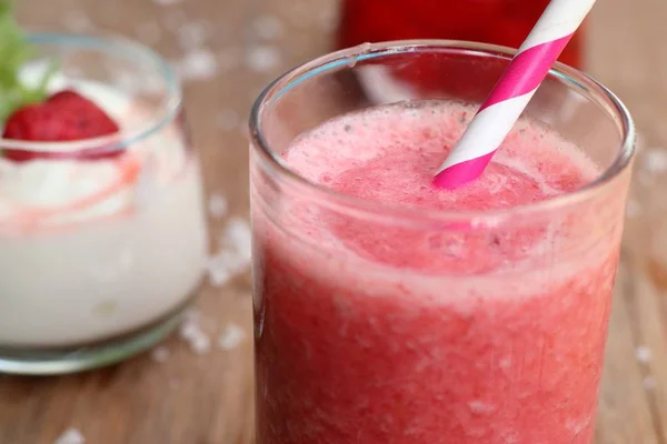 Erdbeer Smoothies Mit Joghurt — Stockfoto