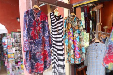 Shop giysiler için satış
