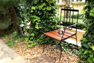 Parkta çelik sandalye