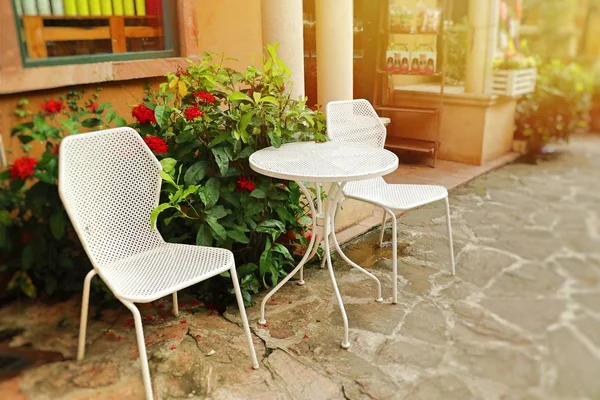 コーヒー ショップの前で白い椅子 — ストック写真