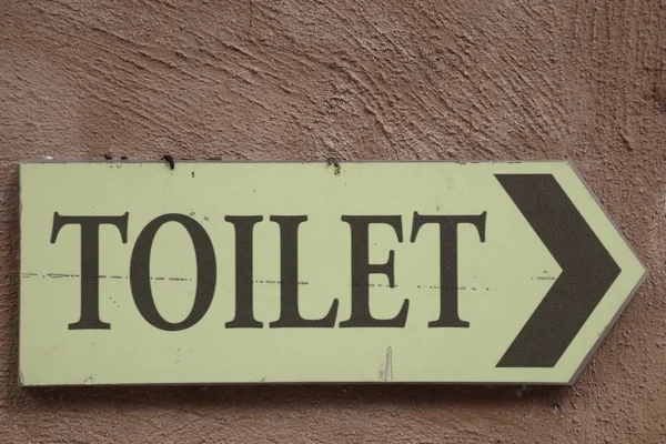 Parkta Tuvalet Işareti — Stok fotoğraf