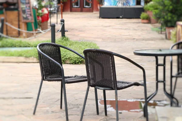 テーブルと椅子の庭 — ストック写真