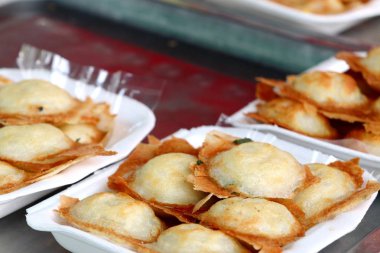 Hindistan cevizi sütü karıştırın şeker ve un