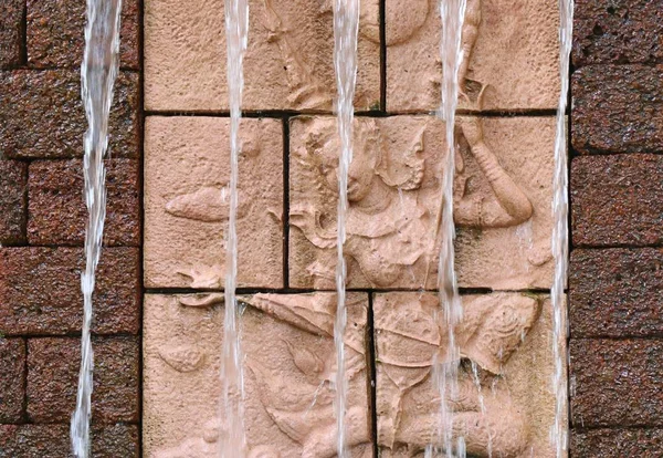Statyn Som Utsmyckning Trädgård Med Vattenfall — Stockfoto