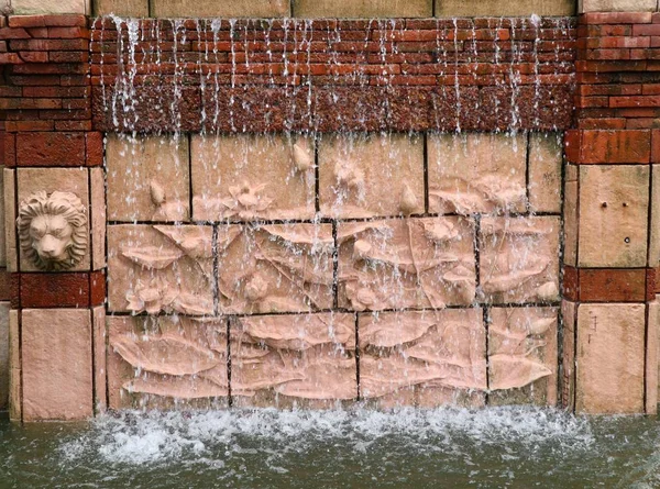 Standbeeld Voor Het Verfraaien Van Tuin Met Waterval — Stockfoto
