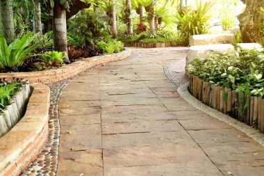 Bahçede yürüyüş yolu