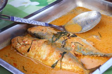 Kırmızı köri soslu uskumru