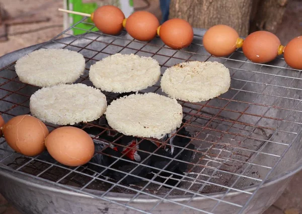 Yumurta Ile Izgara Yapışkan Pirinç — Stok fotoğraf