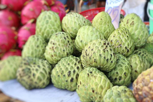 糖苹果果在市场上 — 图库照片