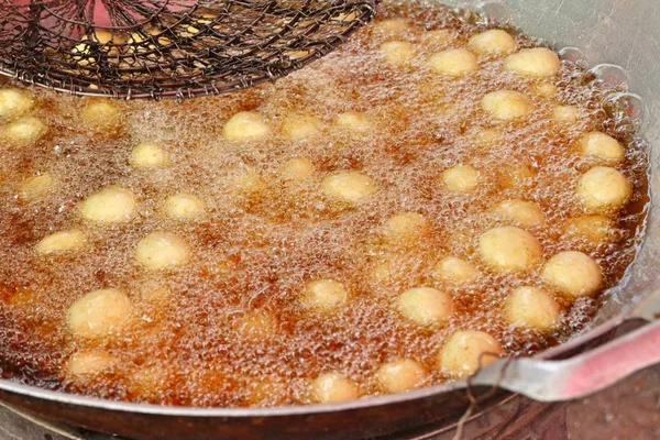 屋台で揚げたサツマイモ — ストック写真