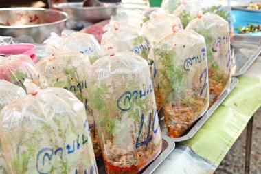 Salata baharatlı kıyılmış domuz kanı