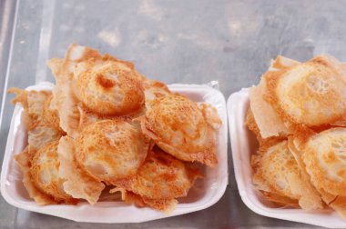 Hindistan cevizi sütü karıştırın şeker ve un