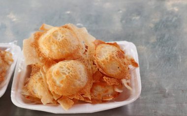 Hindistan cevizi sütü karıştırın şeker ve un