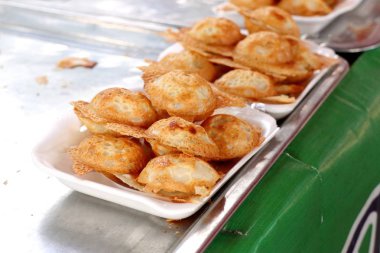 Hindistan cevizi sütü karıştırın şeker ve un