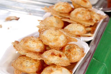 Hindistan cevizi sütü karıştırın şeker ve un