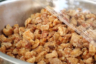 Kızarmış gevrek domuz deri