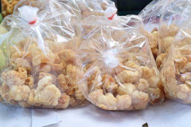 Kızarmış gevrek domuz deri