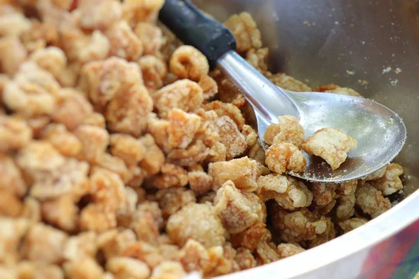 Kızarmış gevrek domuz deri