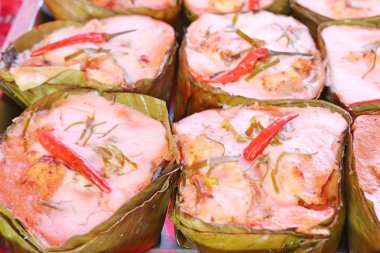 Köri ezmeli haşlanmış balık.