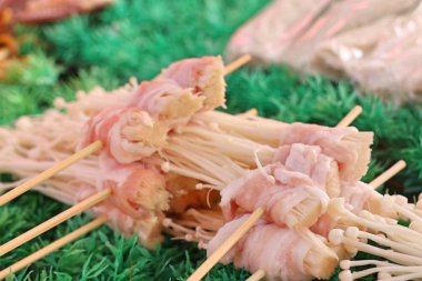 Pastırma rulo mantar ile