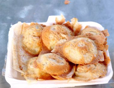 Hindistan cevizi sütü karıştırın şeker ve un