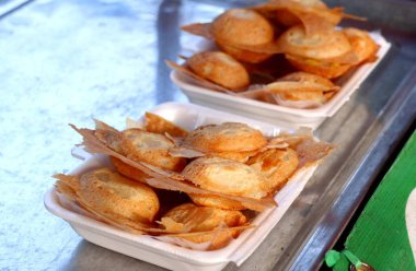 Hindistan cevizi sütü karıştırın şeker ve un