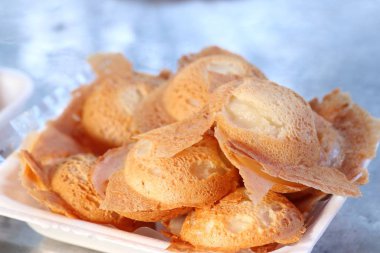 Hindistan cevizi sütü karıştırın şeker ve un