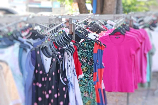 Kleidung Für Den Verkauf Auf Dem Markt Einkaufen — Stockfoto