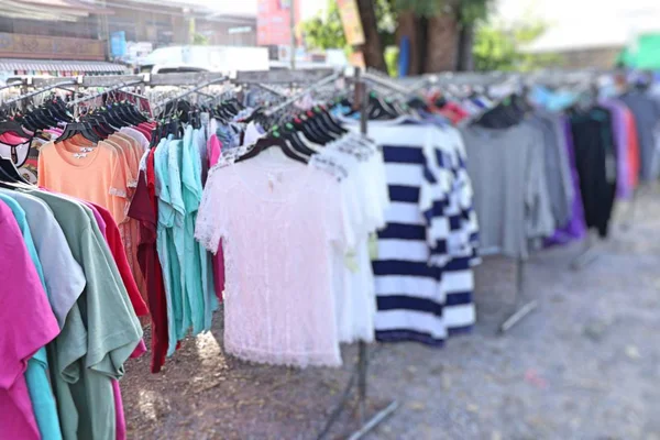 Kleidung Für Den Verkauf Auf Dem Markt Einkaufen — Stockfoto