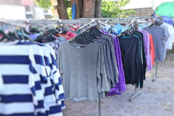 Kleidung Für Den Verkauf Auf Dem Markt Einkaufen — Stockfoto