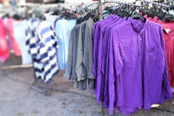 Kleidung Für Den Verkauf Auf Dem Markt Einkaufen — Stockfoto
