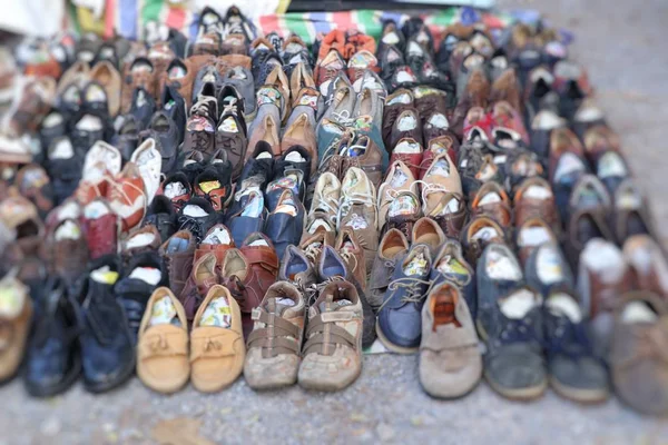Kullanılan Ayakkabı Satış Pazarında Alışveriş — Stok fotoğraf
