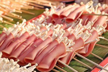 Pastırma rulo mantar ile