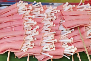 Pastırma rulo mantar ile