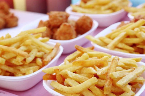 Pommes Und Gebratene Nuggets — Stockfoto