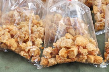 Kızarmış gevrek domuz deri