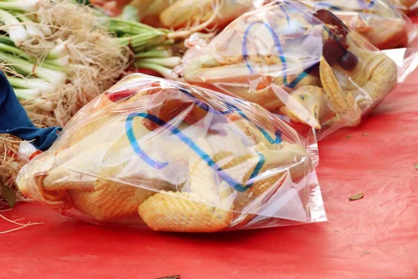 Frisches Hühnchen Auf Dem Markt — Stockfoto