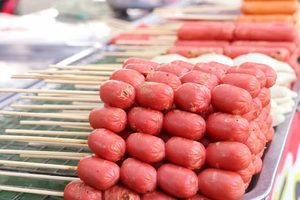 屋台の焼きソーセージ — ストック写真